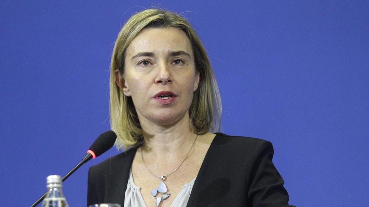 Zu sehen ist die EU-Außenbeauftragte Federica Mogherini vor blauem Hintergrund.