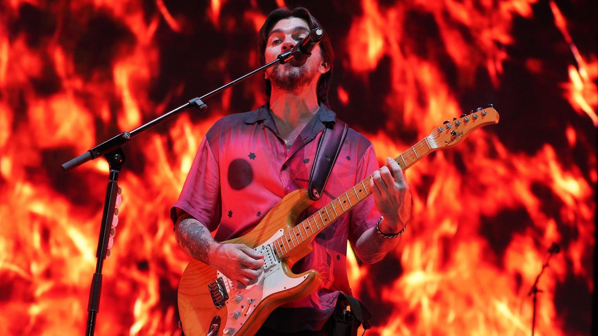 Juanes während seines Auftritts in Madrid am 9. Juli. Der Musiker trägt bei seinen Shows gern ordentlich auf, doch seine Texte haben oft politische Botschaften. Juanes während seines Auftritts in Madrid am 9. Juli. Der Musiker trägt bei seinen Shows gern ordentlich auf, doch seine Texte haben oft politische Botschaften.