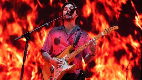 Juanes während seines Auftritts in Madrid am 9. Juli. Der Musiker trägt bei seinen Shows gern ordentlich auf, doch seine Texte haben oft politische Botschaften.