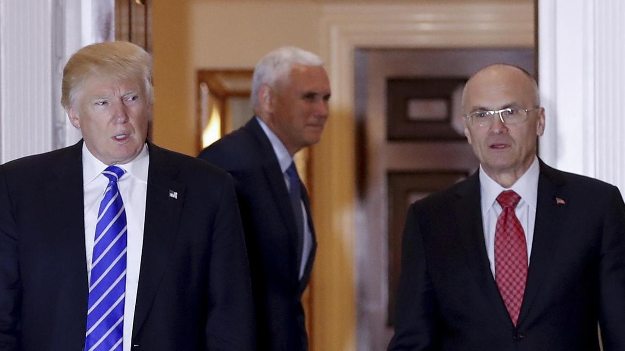 Donald Trump und Andy Puzder gehen nebeneinander. Donald Trump und Andy Puzder gehen nebeneinander.