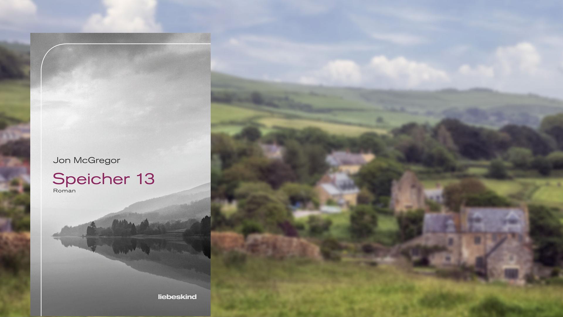 Buchcover "Speicher 13" von Jon McGregor, im Hintergrund ein Dorf in England Buchcover "Speicher 13" von Jon McGregor, im Hintergrund ein Dorf in England