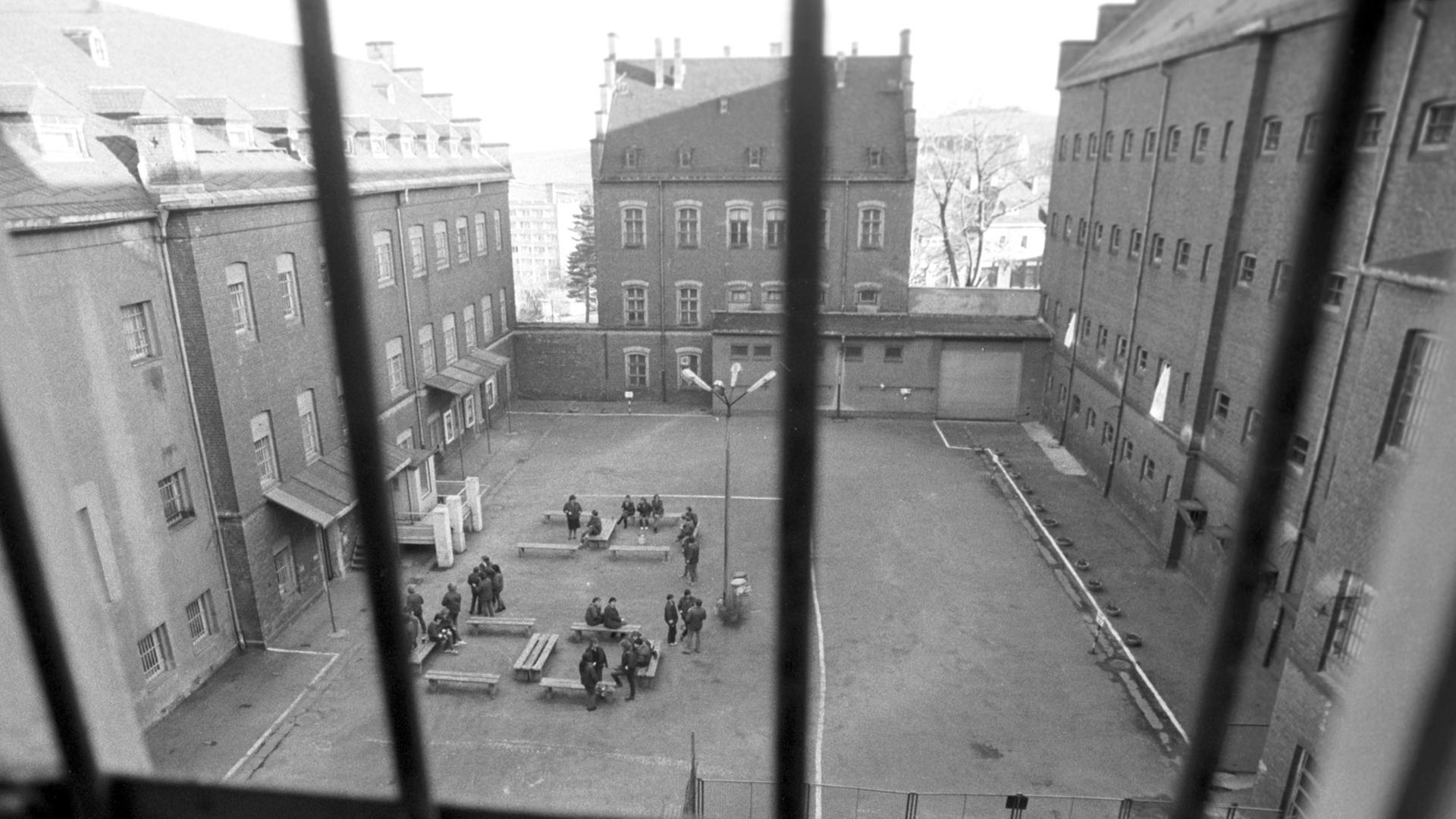 Blick durch ein vergittertes Fenster einer Gefängniszelle im Frauengefängnis Stollberg - Hoheneck, aufgenommen im Dezember 1989. In Hoheneck waren kriminelle und politische Gefangene untergebracht. Mit der politischen Wende im Herbst 1989 in der DDR forderten in vielen Strafvollzugsanstalten der DDR Häftlinge ihre Rechte ein.