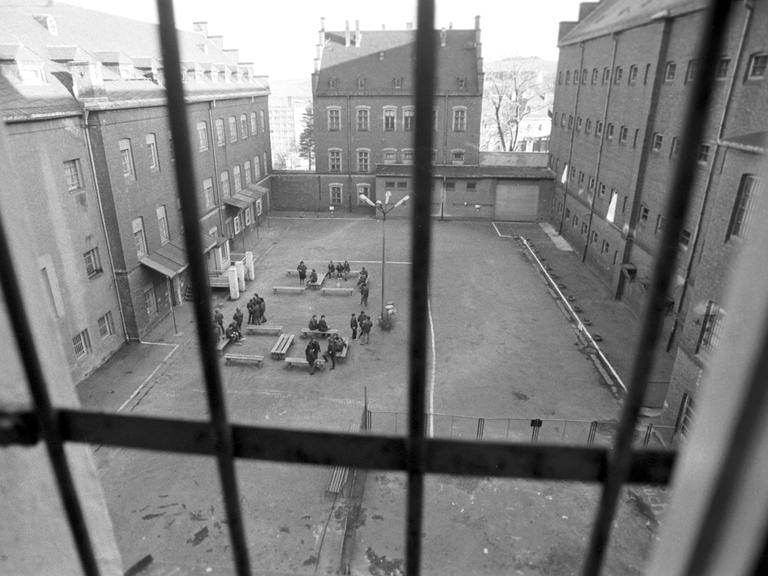 Blick durch ein vergittertes Fenster einer Gefängniszelle im Frauengefängnis Stollberg - Hoheneck, aufgenommen im Dezember 1989. In Hoheneck waren kriminelle und politische Gefangene untergebracht. Mit der politischen Wende im Herbst 1989 in der DDR forderten in vielen Strafvollzugsanstalten der DDR Häftlinge ihre Rechte ein.