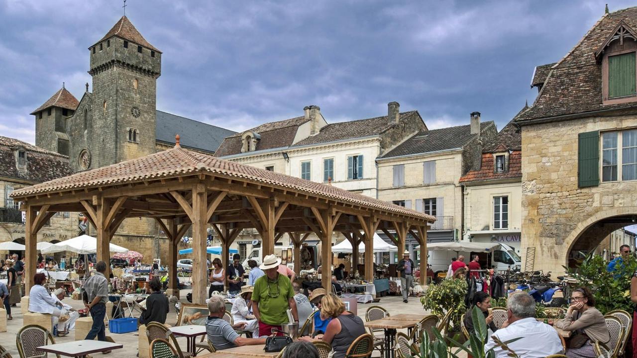 Der Marktplatz und die Festungskirche Saint-Laurent-et-Saint-Front in der Bastidenstadt Beaumont im französischen Périgord