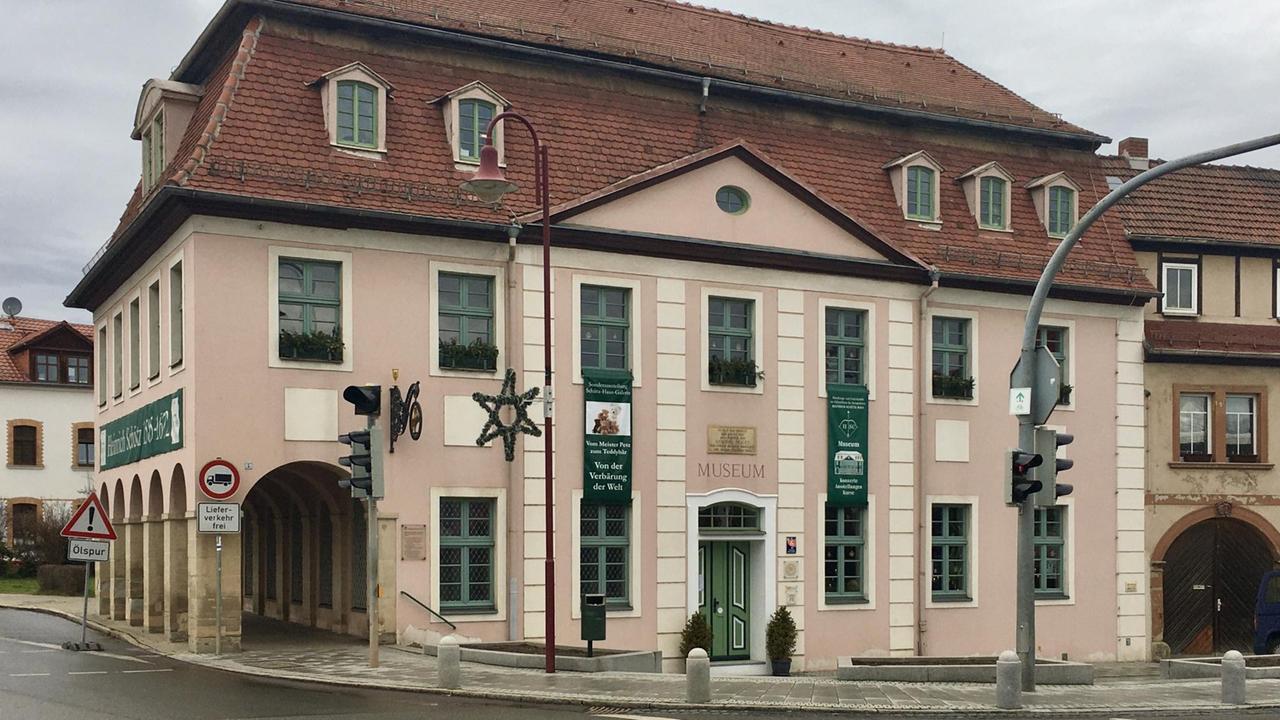 Aufnahme des Heinrich-Schütz-Haus in Bad Köstritz von außen Aufnahme des Heinrich-Schütz-Haus in Bad Köstritz von außen