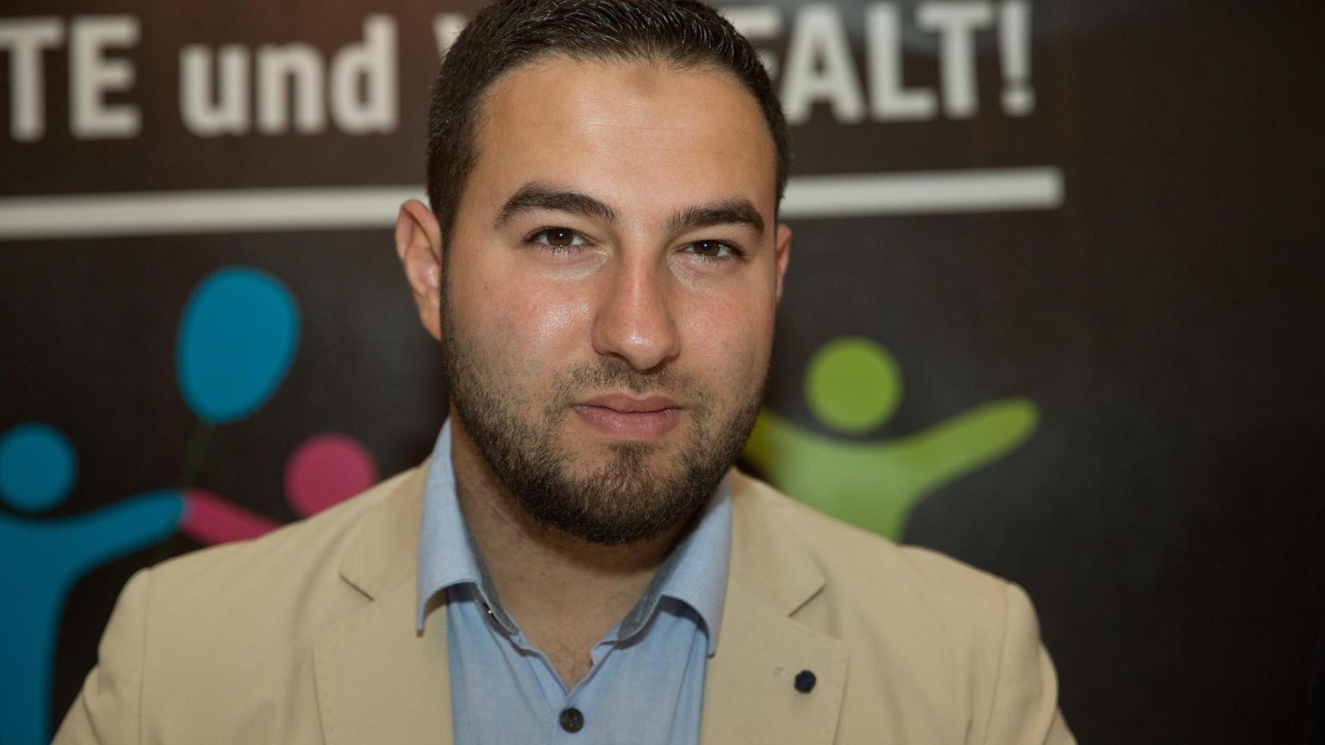 Mohamad Hajjaj vom Zentralrat der Muslime posiert anlässlich der geplanten Menschenkette «Hand in Hand gegen Rassismus» am 14.06.2016 in Berlin. Die Menschenkette soll am 17.06.2016 ab 14 Uhr auf dem Kreuzberger Oranienplatz stattfinden. Foto: Jörg Carstensen/dpa Mohamad Hajjaj vom Zentralrat der Muslime posiert anlässlich der geplanten Menschenkette «Hand in Hand gegen Rassismus» am 14.06.2016 in Berlin. Die Menschenkette soll am 17.06.2016 ab 14 Uhr auf dem Kreuzberger Oranienplatz stattfinden. Foto: Jörg Carstensen/dpa