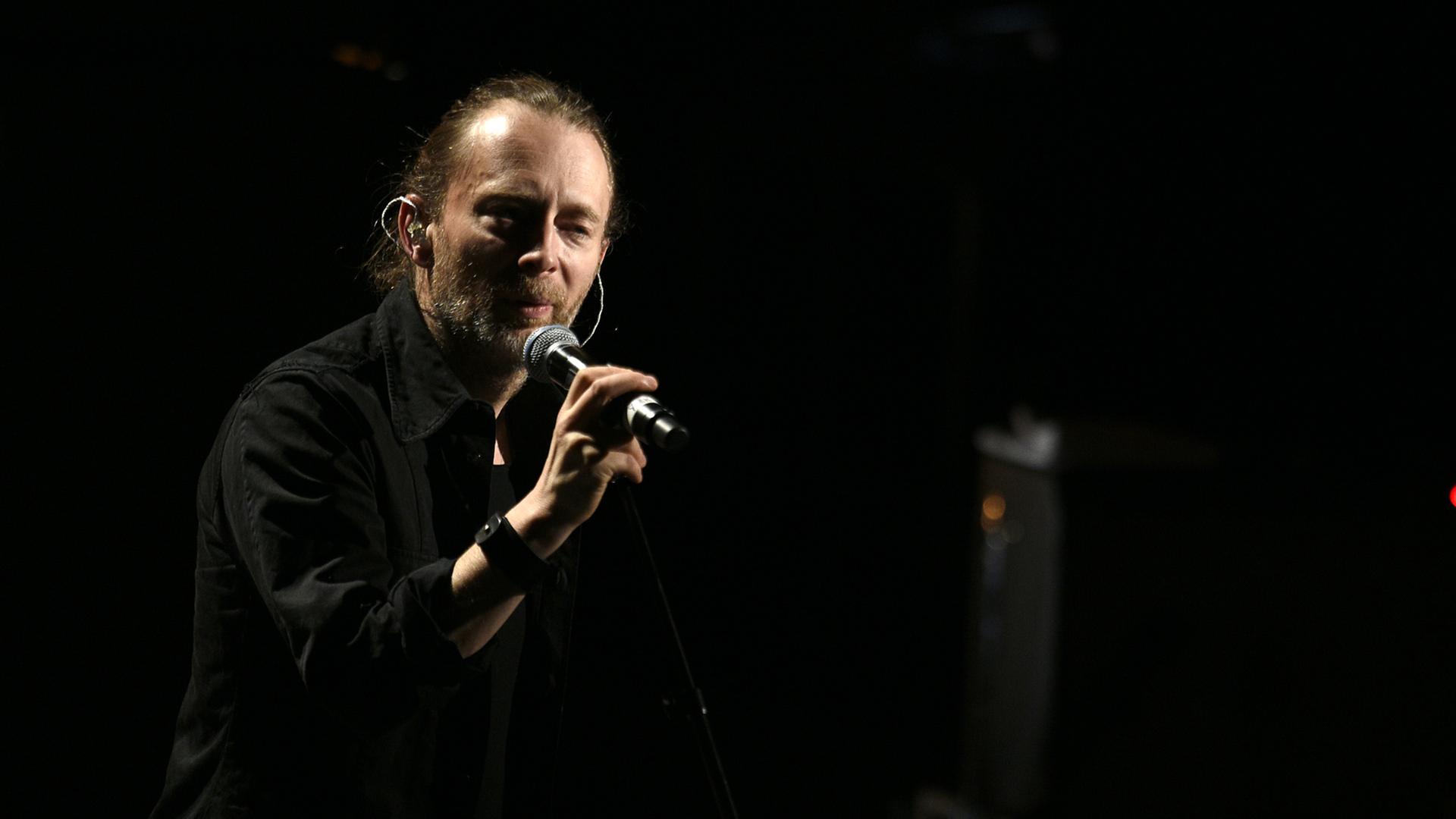 Der britische Sänger und Bandleader von Radiohead, Thom Yorke, bei einem "Pathway to Paris"-Konzert in Paris im Dezember 2015 im Rahmen der Pariser Klimakonferenz COP 21 Der britische Sänger und Bandleader von Radiohead, Thom Yorke, bei einem "Pathway to Paris"-Konzert in Paris im Dezember 2015 im Rahmen der Pariser Klimakonferenz COP 21