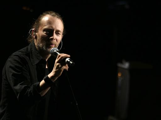 Der britische Sänger und Bandleader von Radiohead, Thom Yorke, bei einem "Pathway to Paris"-Konzert in Paris im Dezember 2015 im Rahmen der Pariser Klimakonferenz COP 21