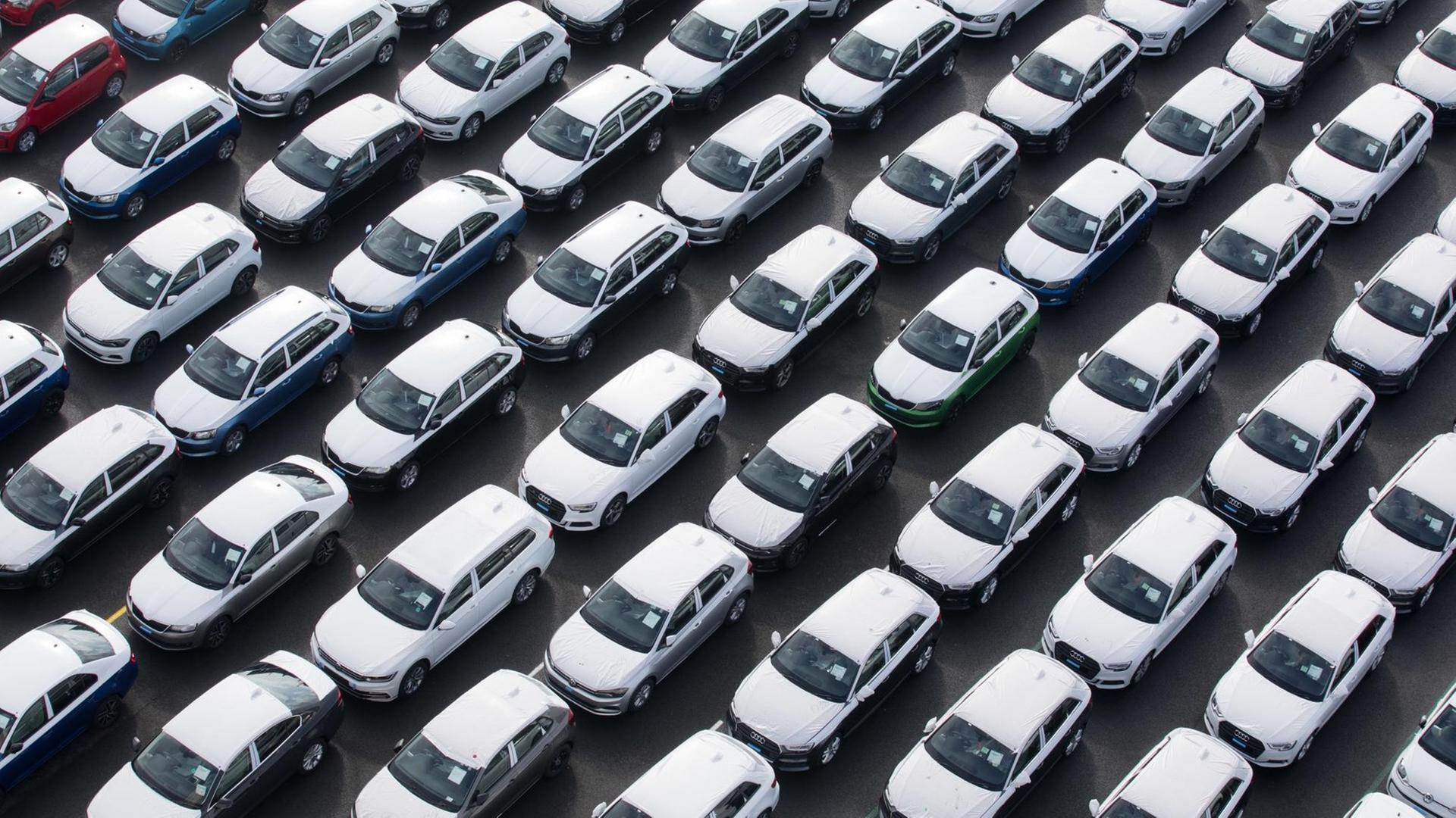 Fahrzeuge des Volkswagen Konzerns stehen im Hafen von Emden zur Verschiffung bereit. Fahrzeuge des Volkswagen Konzerns stehen im Hafen von Emden zur Verschiffung bereit.