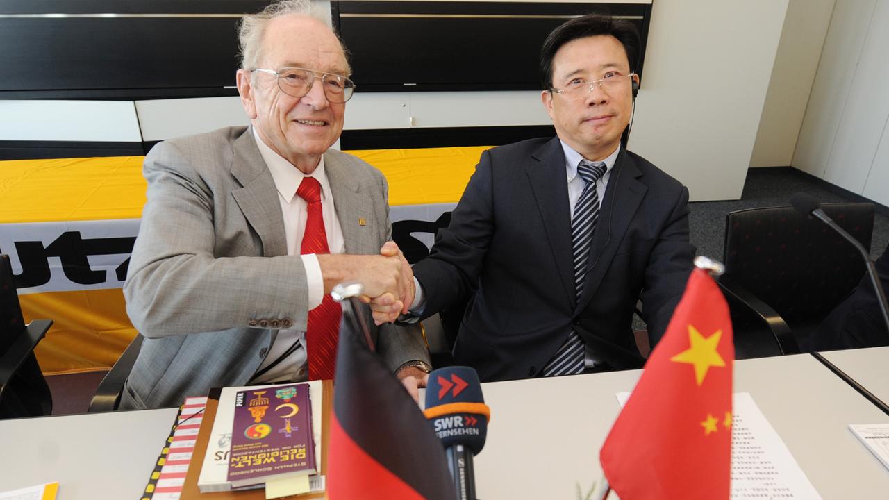 Der Gründer der Betonpumpen-Firma Putzmeister, Karl Schlecht, und der Chairman der Sany Group, Wengen Liang im April 2012 in Aichtal.