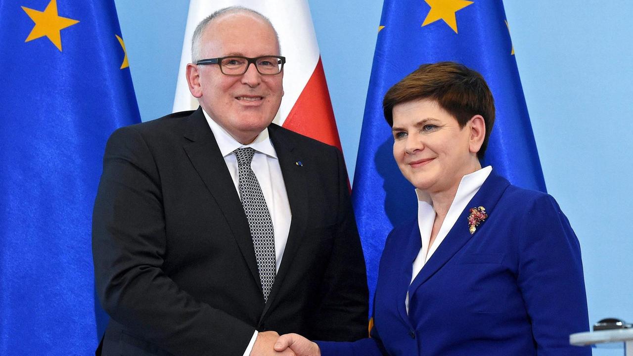EU-Kommissions-Vizepräsident Timmermans und Polens Regierungschefin Szydlo geben in Warschaiu eine gemeinsame Pressekonferenz.