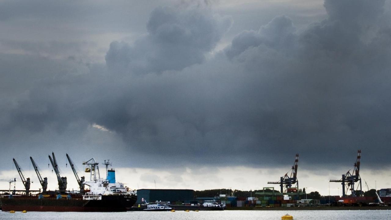 Rotterdamer Hafen mit Wolken am Horizont. Rotterdamer Hafen mit Wolken am Horizont.