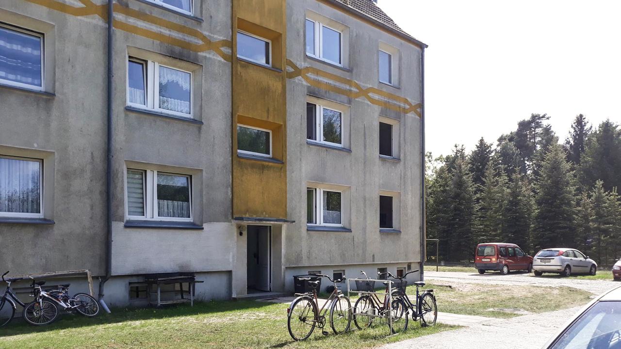 Plattenbau auf grüner Wiese, etwas hinfällig Plattenbau auf grüner Wiese, etwas hinfällig