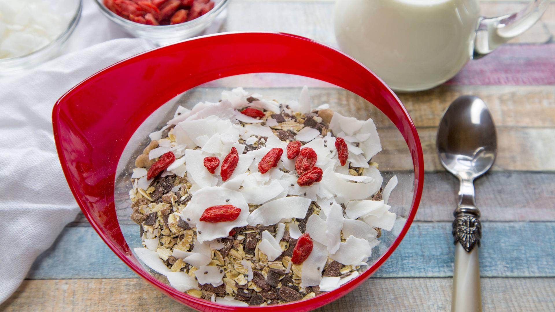 Ein Schüssel mit Müsli und getrockneten Goji-Beeren. Ein Schüssel mit Müsli und getrockneten Goji-Beeren.