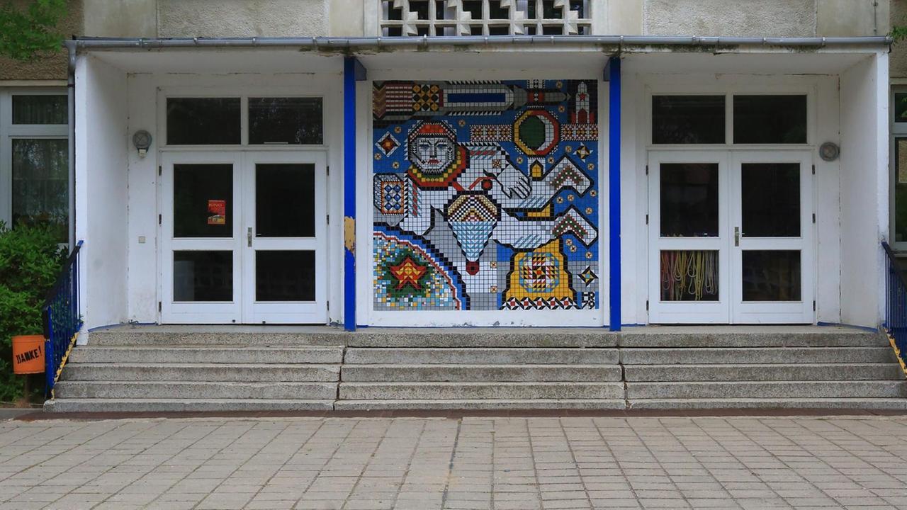Der Eingangsbereich zur evangelischen Sekundarschule in Hedersleben (Sachsen-Anhalt). Der Eingangsbereich zur evangelischen Sekundarschule in Hedersleben (Sachsen-Anhalt).