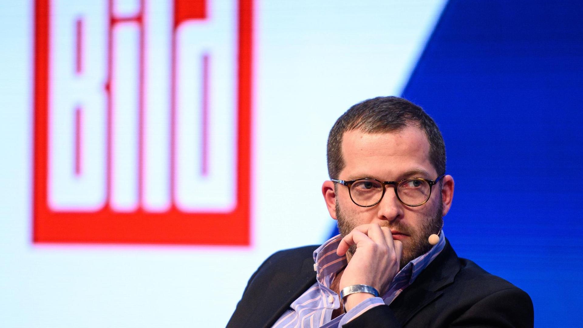 "Bild"-Chefredakteur Julian Reichelt; im Hintergrund das Logo der Bildzeitung. "Bild"-Chefredakteur Julian Reichelt; im Hintergrund das Logo der Bildzeitung.