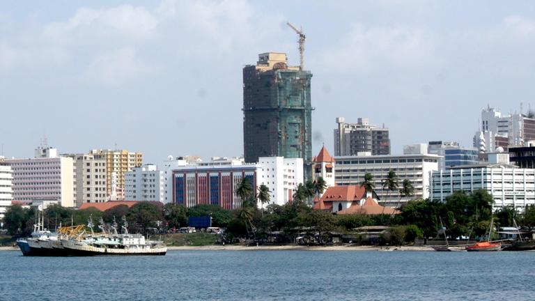 Die zwei deutschen Kirchen und zahlreiche Hochhäuser bilden die Skyline von Daressalam in Tansania. Die zwei deutschen Kirchen und zahlreiche Hochhäuser bilden die Skyline von Daressalam in Tansania.