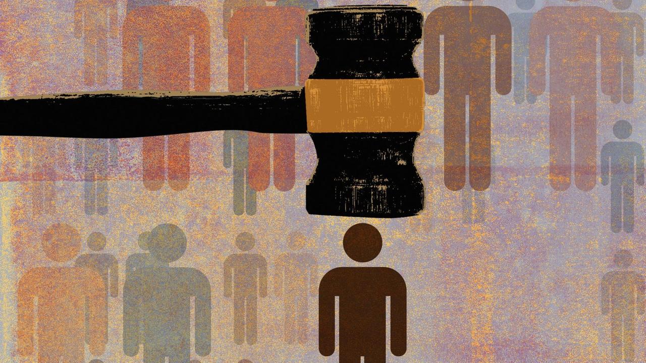 Illustration: Richterhammer trifft von oben auf eine Person, im Hintergrund sind mehrere Silhouetten auf buntem Grund. Illustration: Richterhammer trifft von oben auf eine Person, im Hintergrund sind mehrere Silhouetten auf buntem Grund.