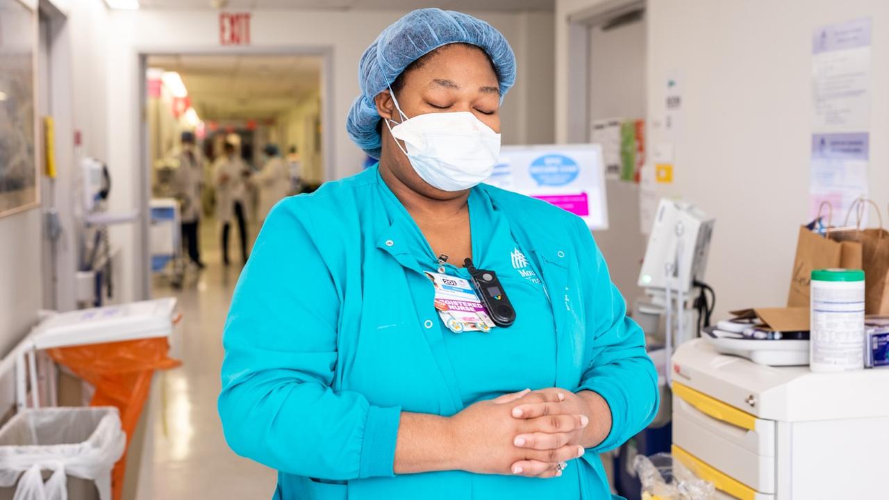 Krankenschwester Simone findet Kraft in einem Gebet.