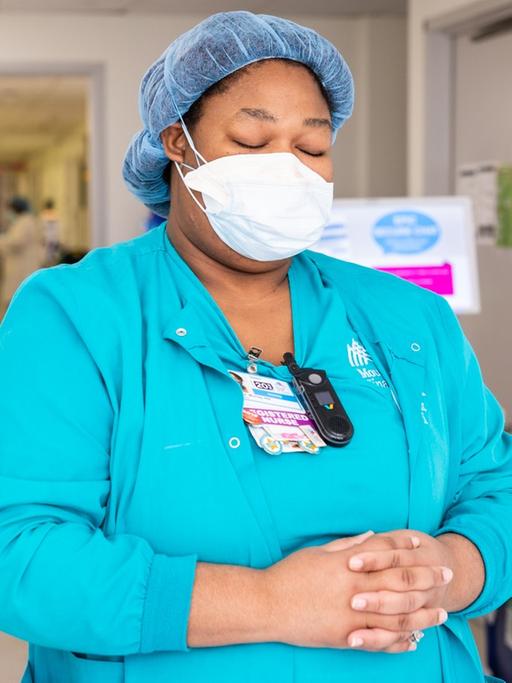Krankenschwester Simone findet Kraft in einem Gebet.