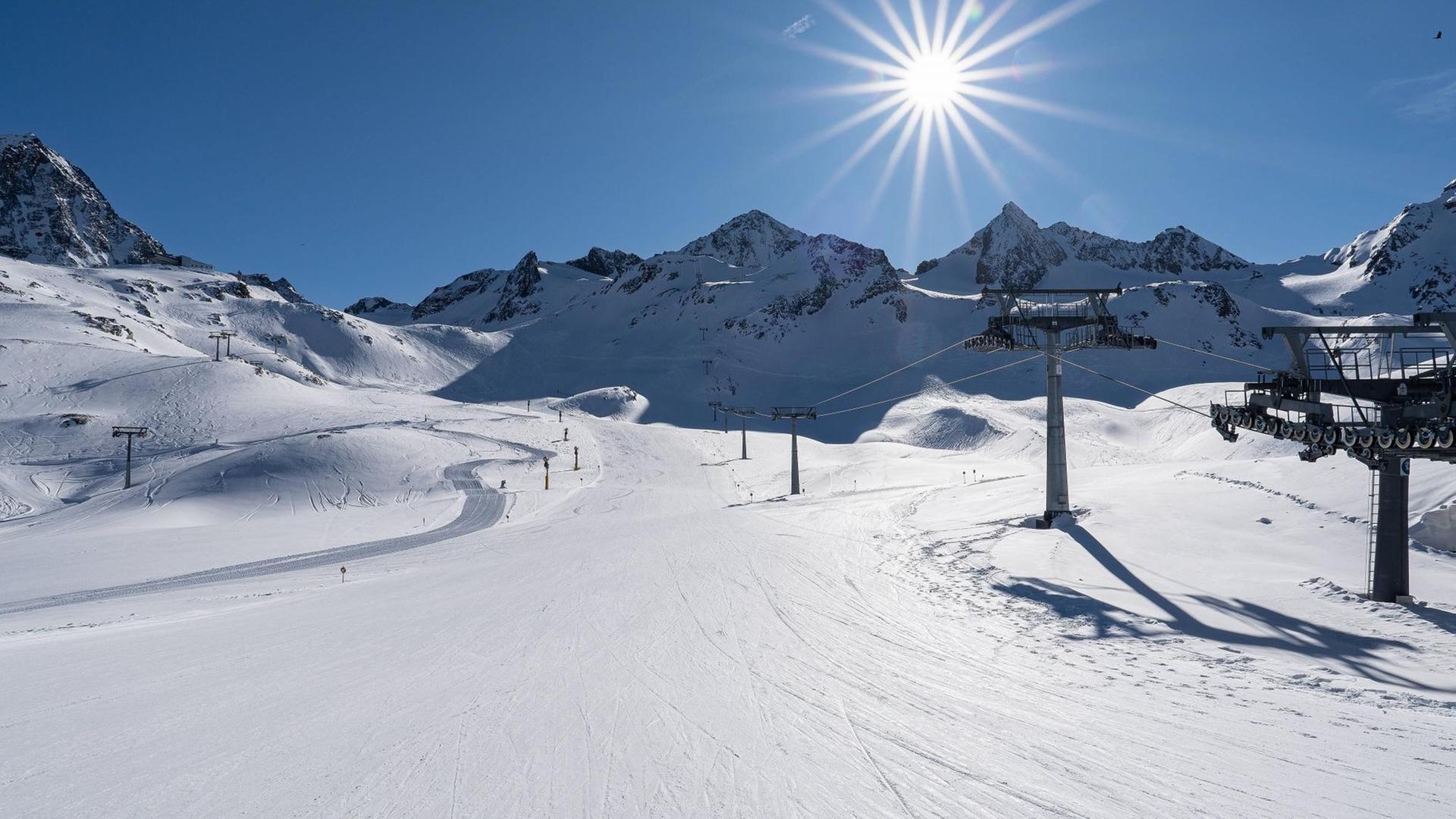 Der schneebedeckte Stubaier Gletscher liegt menschenleer in der strahlenden Sonne. Der schneebedeckte Stubaier Gletscher liegt menschenleer in der strahlenden Sonne.