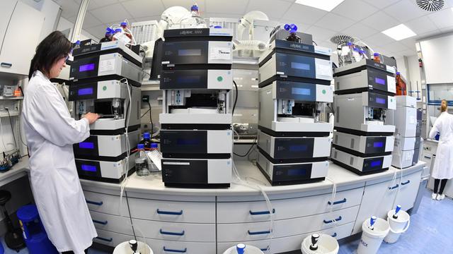 Kalt, steril und funktionell - so präsentiert sich das klassische Labor. Hier eine Aufnahme der Räume beim Pharmakonzerns Aeropharm in Rudolstadt.