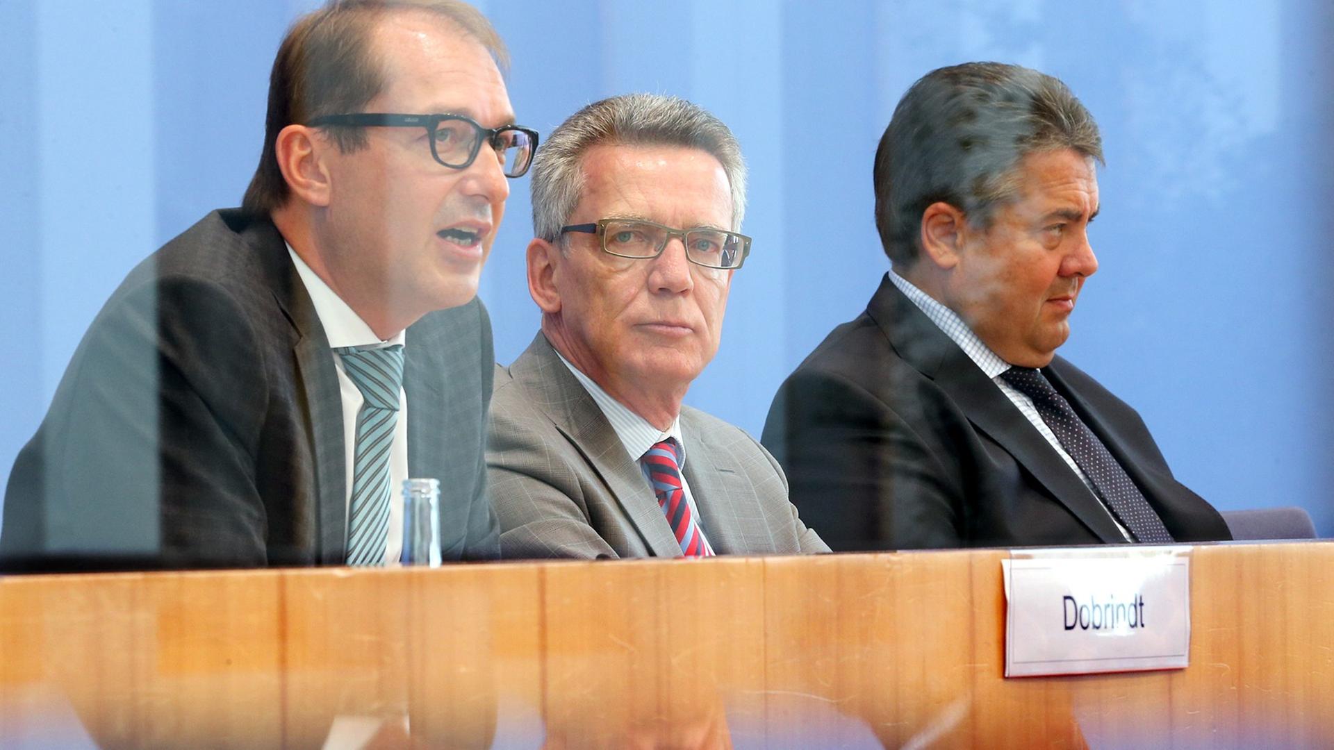 Der Bundesminister für Digitale Infrastruktur, Alexander Dobrindt (CSU, l-r), Bundesinnenminister Thomas de Maizière (CDU) und Bundeswirtschaftsminister Sigmar Gabriel (SPD) stellen am 20.08.2014 vor der Bundespressekonferenz in Berlin die Digitale Agenda der Bundesregierung vor und beantworten Fragen von Journalisten. Der Bundesminister für Digitale Infrastruktur, Alexander Dobrindt (CSU, l-r), Bundesinnenminister Thomas de Maizière (CDU) und Bundeswirtschaftsminister Sigmar Gabriel (SPD) stellen am 20.08.2014 vor der Bundespressekonferenz in Berlin die Digitale Agenda der Bundesregierung vor und beantworten Fragen von Journalisten.