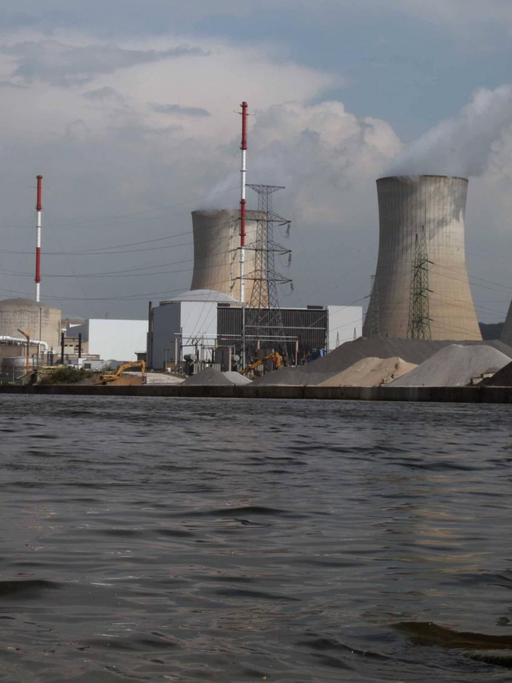 Blick auf das Atomkraftwerk Tihange in Belgein vom Flussufer der Maas aus betrachtet - am 23.04.2011. Links im Vordergrund ein Schwan.