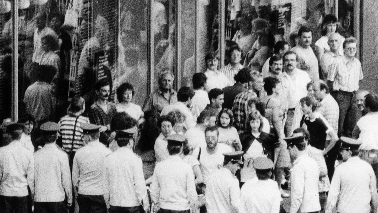 DDR-Volkspolizisten versperren am 18.09.1989 nach dem wöchentlichen Friedensgebet in der Leipziger Nikolaikirche den Kirchenbesuchern den Weg. Seit nunmehr 25 Jahren lädt die Leipziger Nikolaigemeinde allwöchentlich zu einem Friedensgebet in ihre Kirche ein. Das erste Treffen nach der diesjährigen Sommerpause am kommenden Montag (03.09.2007) hat die Arbeitsgruppe Friedensdienst vorbereitet, die auch das erste Treffen am 20. September 1982 gestaltet hatte. Die Friedensgebete haben sich aus der kirchlichen Friedensarbeit entwickelt und sind in den 80er Jahren zu einem Treffpunkt engagierter und systemkritischer Basisgruppen in der DDR geworden. Im Herbst 1989 bildeten die Friedensgebete in der Leipziger Nikolaikirche und anderer Innenstadtkirchen den Auftakt zu den friedlichen Großdemonstrationen auf dem Altstadtring, die maßgeblich zum Sturz des SED-Systems beitrugen. DDR-Volkspolizisten versperren am 18.09.1989 nach dem wöchentlichen Friedensgebet in der Leipziger Nikolaikirche den Kirchenbesuchern den Weg. Seit nunmehr 25 Jahren lädt die Leipziger Nikolaigemeinde allwöchentlich zu einem Friedensgebet in ihre Kirche ein. Das erste Treffen nach der diesjährigen Sommerpause am kommenden Montag (03.09.2007) hat die Arbeitsgruppe Friedensdienst vorbereitet, die auch das erste Treffen am 20. September 1982 gestaltet hatte. Die Friedensgebete haben sich aus der kirchlichen Friedensarbeit entwickelt und sind in den 80er Jahren zu einem Treffpunkt engagierter und systemkritischer Basisgruppen in der DDR geworden. Im Herbst 1989 bildeten die Friedensgebete in der Leipziger Nikolaikirche und anderer Innenstadtkirchen den Auftakt zu den friedlichen Großdemonstrationen auf dem Altstadtring, die maßgeblich zum Sturz des SED-Systems beitrugen.