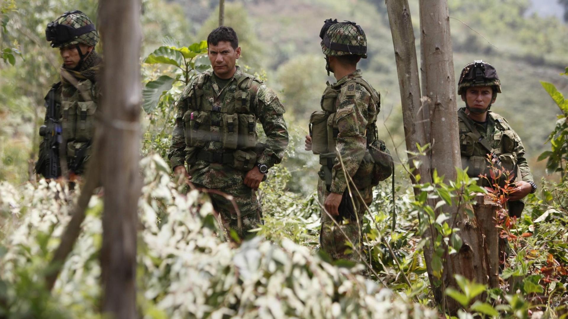 Kolumbianische Soldaten bewachen den Ort, an dem bei einem Angriff durch die Farc elf Soldaten getötet wurden. Kolumbianische Soldaten bewachen den Ort, an dem bei einem Angriff durch die Farc elf Soldaten getötet wurden.