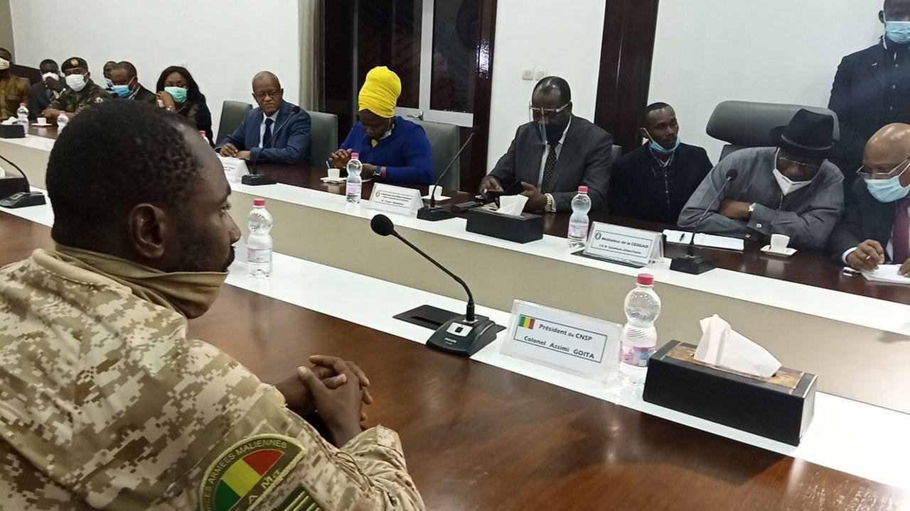 In einem Konferenzraum sitzen zahlreiche afrikanische Politiker an langen Tischen. In einem Konferenzraum sitzen zahlreiche afrikanische Politiker an langen Tischen.