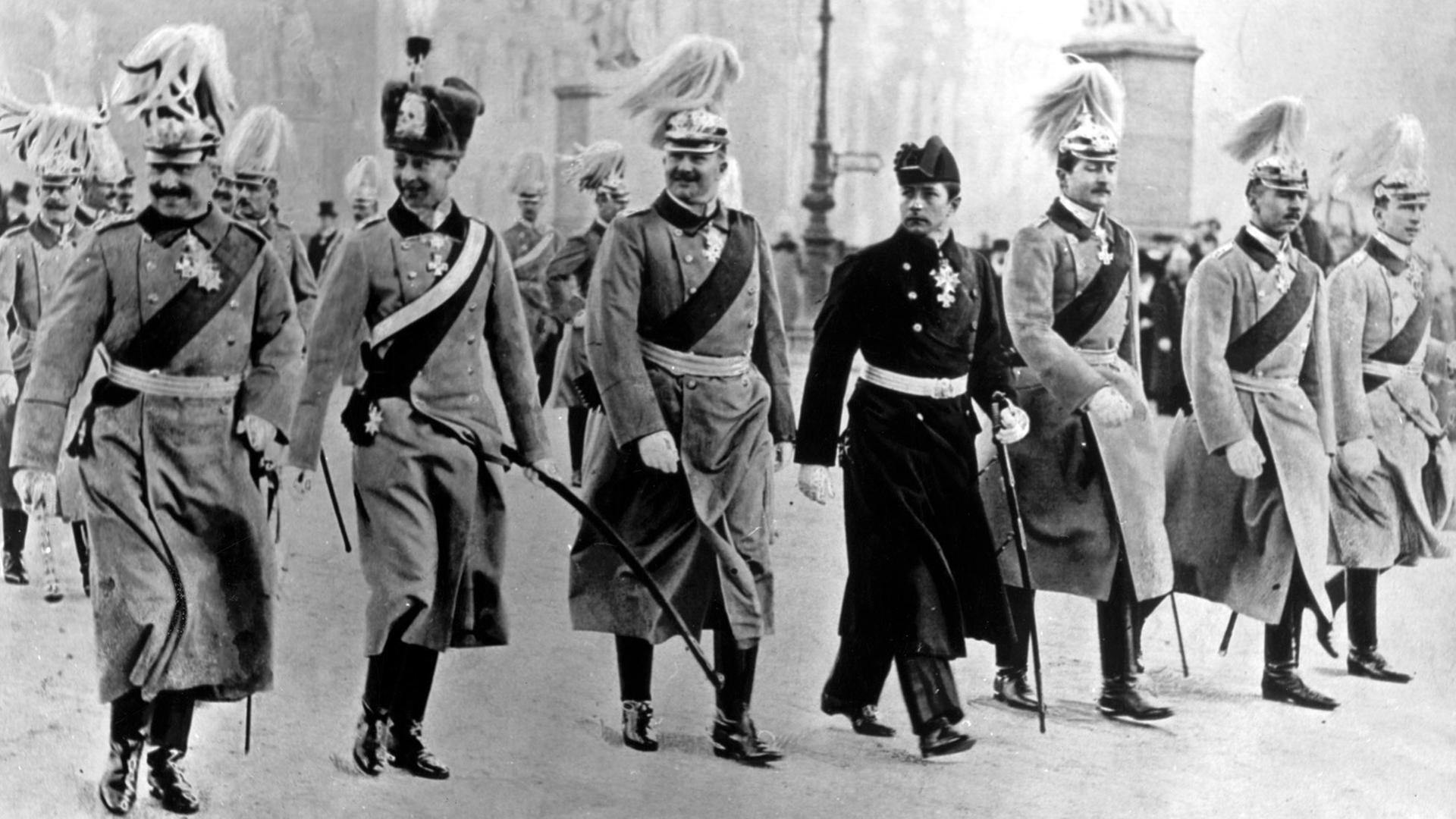Kaiser Wilhelm II. mit seinen Söhnen. L-r) Kaiser Wilhelm II., Kronprinz Wilhelm, Prinz Eitel Friedrich, Prinz Adalbert, Prinz August Wilhelm, Prinz Oskar und Prinz Joachim in Uniform. (Undatierte Aufnahme). Der letzte deutsche Kaiser wurde am 27. Januar 1859 in Berlin geboren und ist am 4. Juni 1941 in Haus Doorn gestorben. Kaiser Wilhelm II. mit seinen Söhnen. L-r) Kaiser Wilhelm II., Kronprinz Wilhelm, Prinz Eitel Friedrich, Prinz Adalbert, Prinz August Wilhelm, Prinz Oskar und Prinz Joachim in Uniform. (Undatierte Aufnahme). Der letzte deutsche Kaiser wurde am 27. Januar 1859 in Berlin geboren und ist am 4. Juni 1941 in Haus Doorn gestorben.