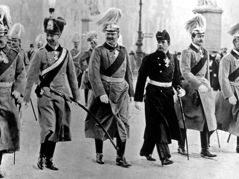 Kaiser Wilhelm II. mit seinen Söhnen.