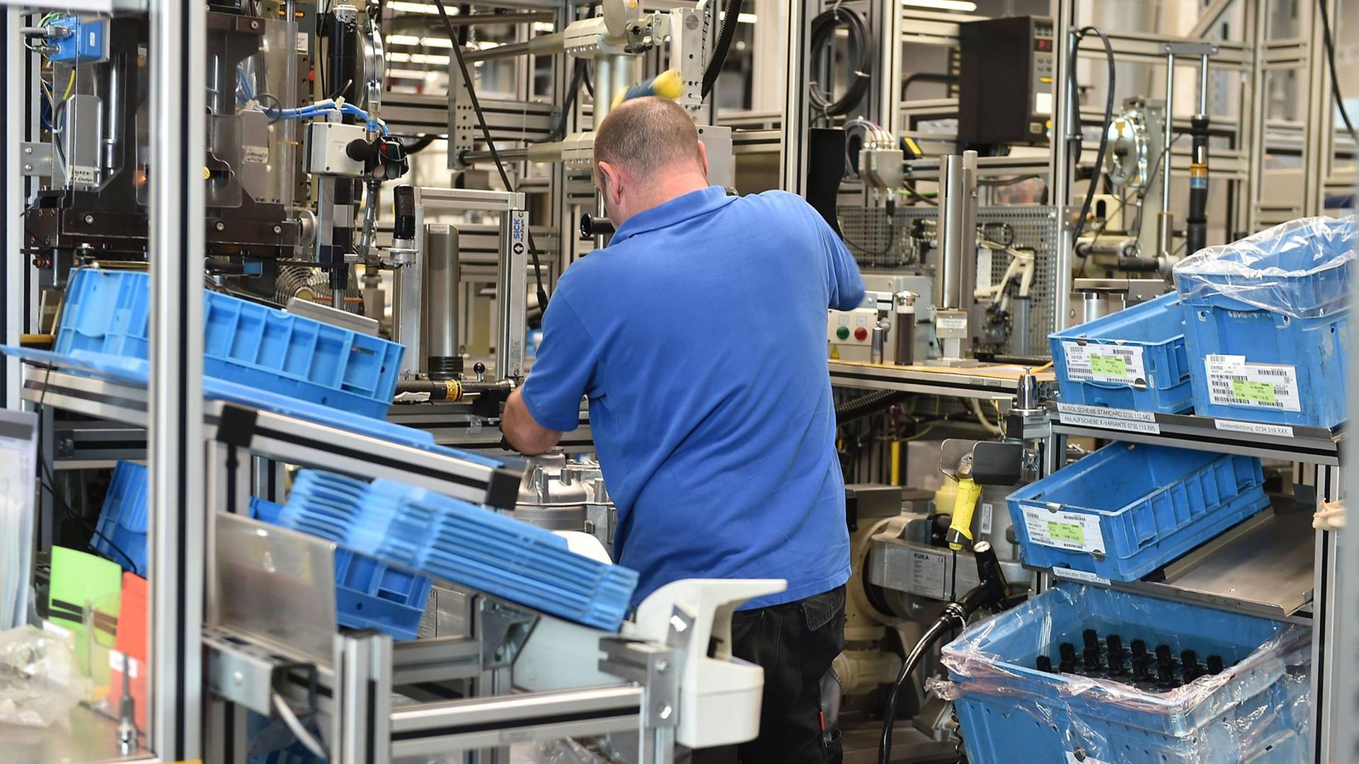 Ein Mitarbeiter im Werk der ZF Friedrichshafen AG in Saarbrücken steht mit dem Rücken zur Kamera. Ein Mitarbeiter im Werk der ZF Friedrichshafen AG in Saarbrücken steht mit dem Rücken zur Kamera.
