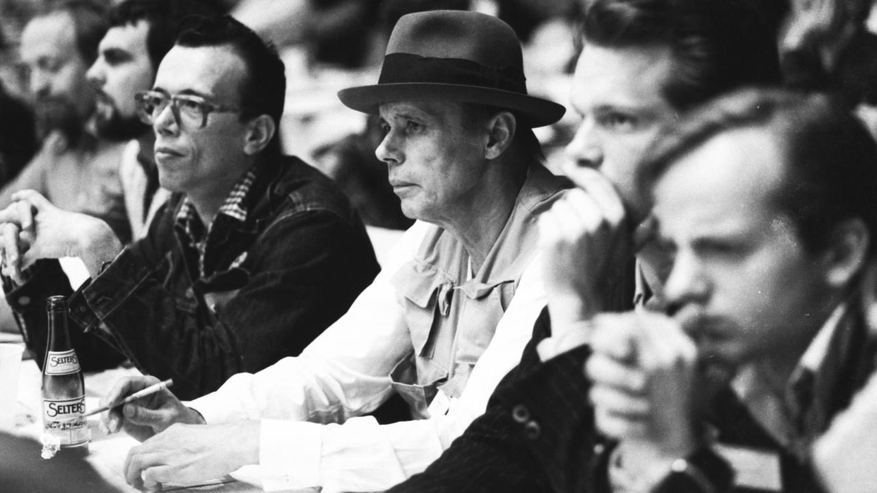 Joseph Beuys beim Bundesparteitag der Grünen am 21.06.1980 in der Westfalenhalle in Dortmund. Joseph Beuys beim Bundesparteitag der Grünen am 21.06.1980 in der Westfalenhalle in Dortmund.