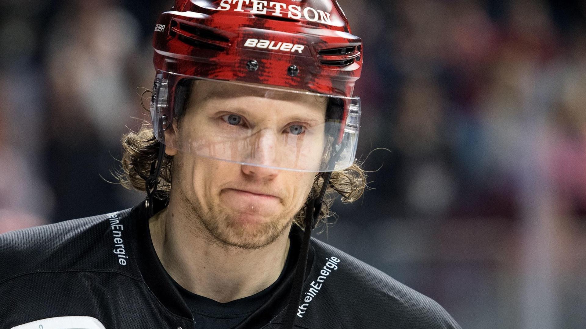 Das Foto zeigt den Eishockeyspieler Christian Ehrhoff in der Kölner Lanxess Arena im März 2018. Das Foto zeigt den Eishockeyspieler Christian Ehrhoff in der Kölner Lanxess Arena im März 2018.