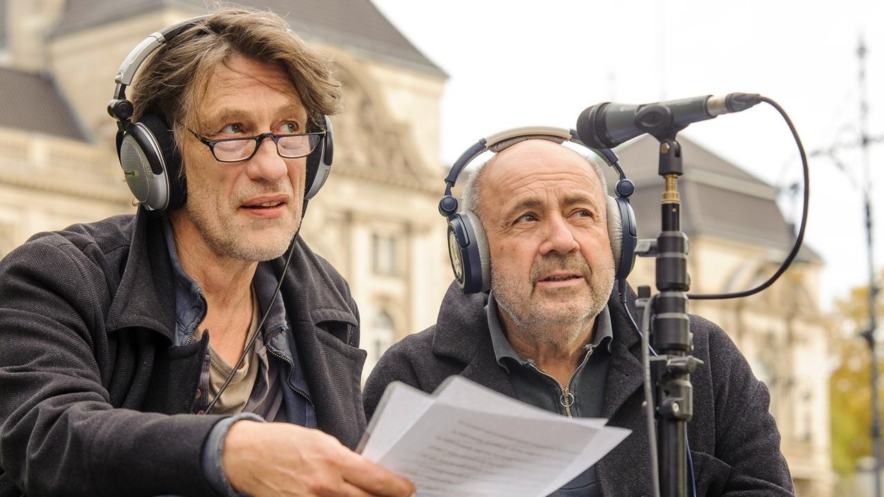 Wolfgang Michael, Gerd Wameling (v.lks.) mit Kopfhörern am Mikrofon.