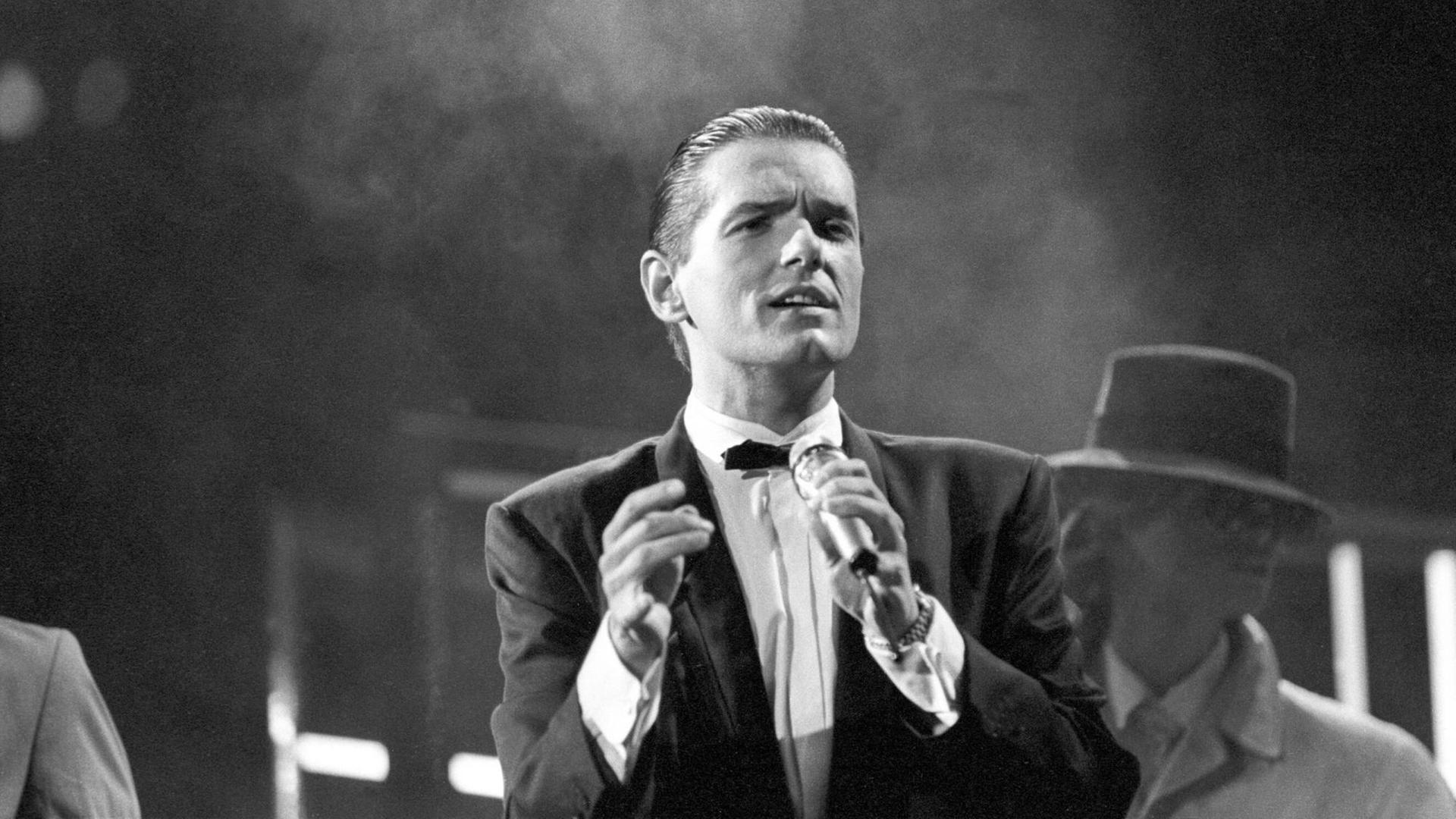 Der österreichische Sänger Falco am 21. Juni 1984 in der TV-Show Hitsommernacht. Der österreichische Sänger Falco am 21. Juni 1984 in der TV-Show Hitsommernacht.