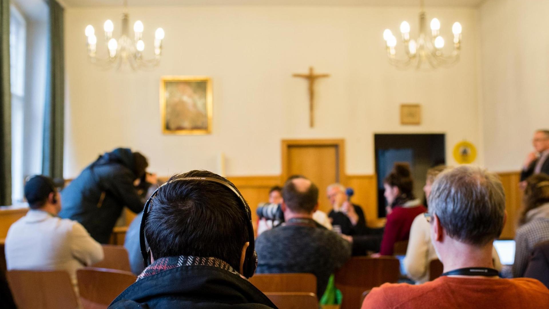 Ein Flüchtling hört sich am 21.03.2016 die Übersetzung eines Pressegespräches zu christlichen Flüchtlingen und ihrer Unterbringung in der katholischen Kirche St. Elisabeth in Berlin, in Arabisch über Kopfhörer an. Ein Flüchtling hört sich am 21.03.2016 die Übersetzung eines Pressegespräches zu christlichen Flüchtlingen und ihrer Unterbringung in der katholischen Kirche St. Elisabeth in Berlin, in Arabisch über Kopfhörer an.