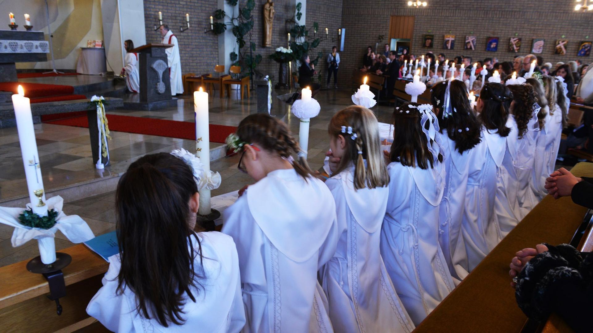 In allen Teilen der Bundesrepublik Deutschland begingen nach Ostern katholische Christen, wie auf dem Foto in der Iserlohner St. Hedwigskirche, feierlich die Erste Kommunion. In allen Teilen der Bundesrepublik Deutschland begingen nach Ostern katholische Christen, wie auf dem Foto in der Iserlohner St. Hedwigskirche, feierlich die Erste Kommunion.