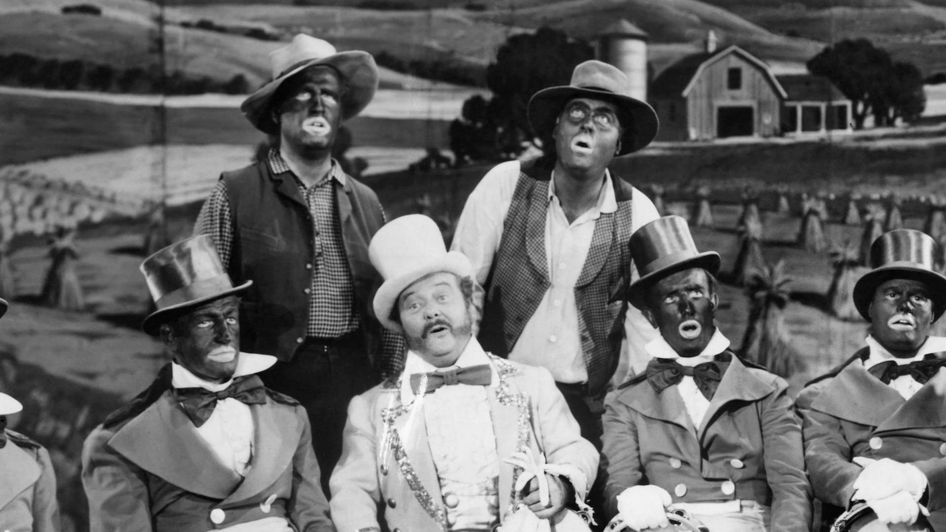 Minstrel-Darsteller im Film "Sierra Passage" aus dem Jahr 1951 mit Blackface. Blackfacing am Theater wurde in den letzten Jahren zunehmend als rassistisch empfunden. Minstrel-Darsteller im Film "Sierra Passage" aus dem Jahr 1951 mit Blackface. Blackfacing am Theater wurde in den letzten Jahren zunehmend als rassistisch empfunden.
