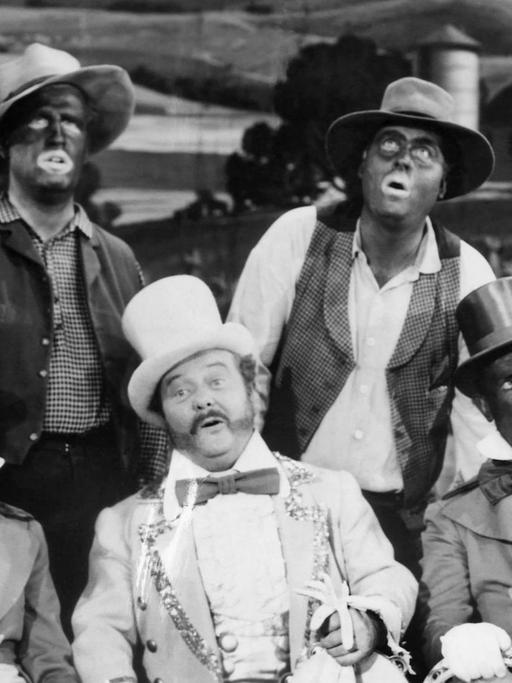 Minstrel-Darsteller im Film "Sierra Passage" aus dem Jahr 1951 mit Blackface. Blackfacing am Theater wurde in den letzten Jahren zunehmend als rassistisch empfunden.