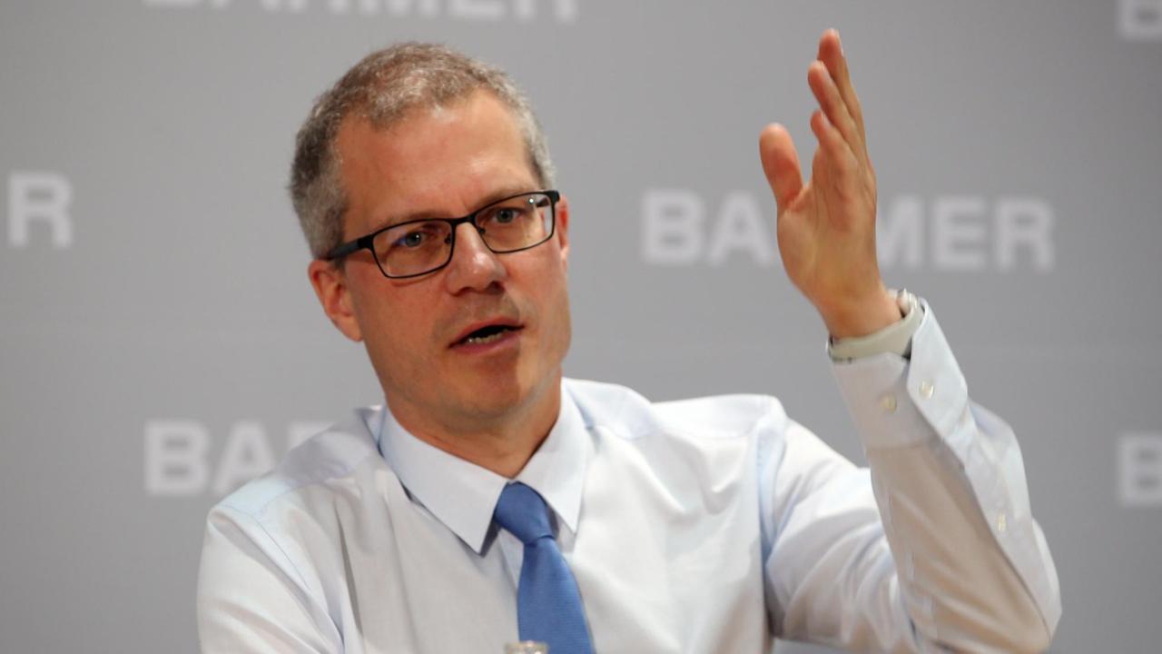 Boris Augurzky, Leiter des Kompetenzbereichs Gesundheit am Leibnitz-Institut für Wirtschaftsforschung, beantwortet auf einer Pressekonferenz der Barmer Krankenkasse zu Vorstellung des "Krankenhausreports 2018" Fragen von Journalisten. Boris Augurzky, Leiter des Kompetenzbereichs Gesundheit am Leibnitz-Institut für Wirtschaftsforschung, beantwortet auf einer Pressekonferenz der Barmer Krankenkasse zu Vorstellung des "Krankenhausreports 2018" Fragen von Journalisten.
