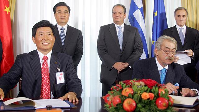 Der chinesische Vorsitzende von Cosco, Wei Jiafu (l.) und der Grieche Nikos Anastasopoulos, Direktor der Piräus Hafen Organisation, während des Vertragsabschlusses für die Einrichtungen im Hafen-Container am 25.11.2008.