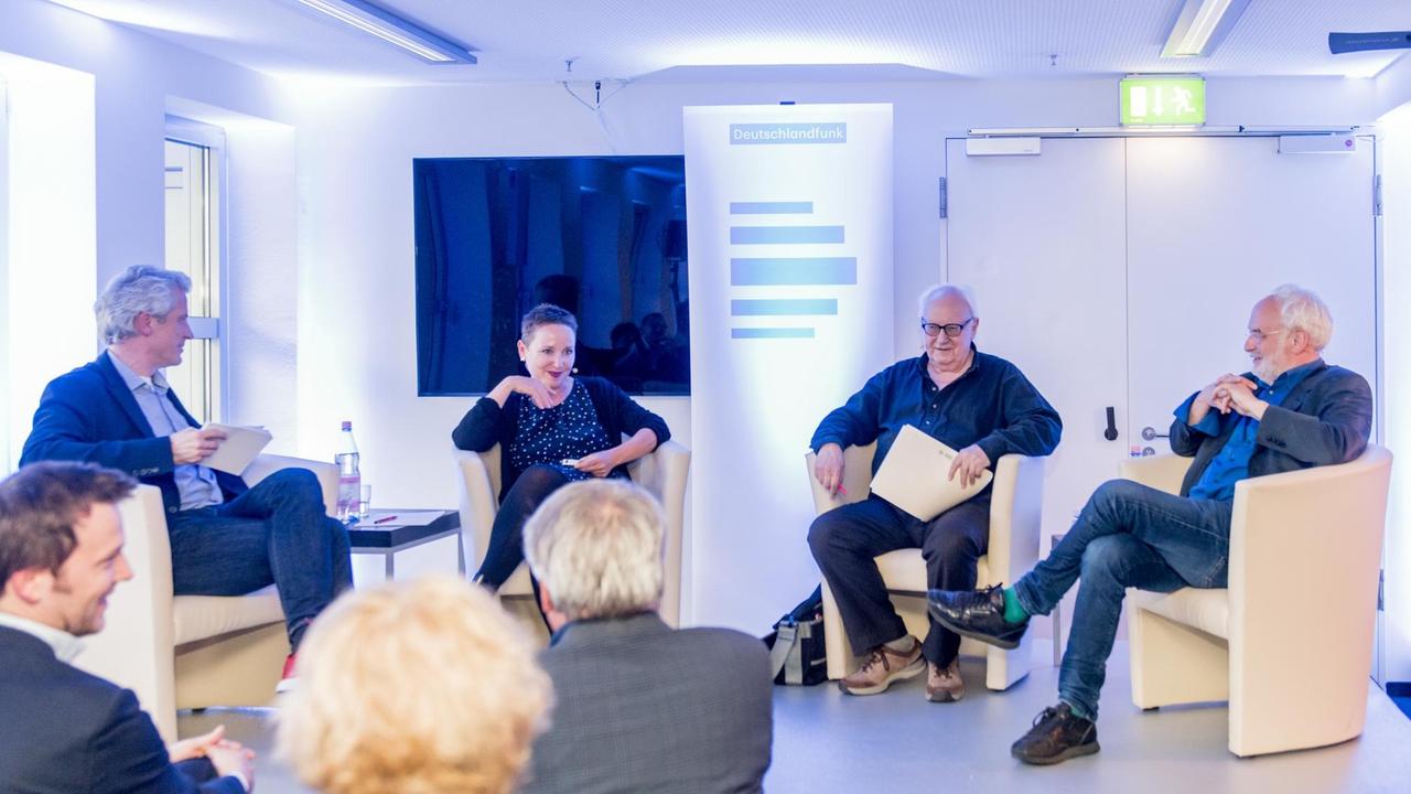 Lange Nacht - Marx aus Frankreich: v. l.: Dr. Uwe Wittstock, Prof. Dr. Rahel Jaeggi, Prof. Ètienne Balibar, Dr. Mathias Greffrath Lange Nacht - Marx aus Frankreich: v. l.: Dr. Uwe Wittstock, Prof. Dr. Rahel Jaeggi, Prof. Ètienne Balibar, Dr. Mathias Greffrath