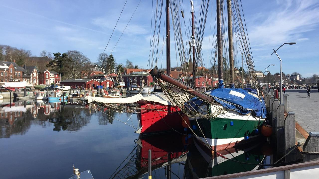 Traditionsschiffe im Hafen von Eckernförde, links die Platessa von Esbjerg ist das rote von beiden Schiffen.