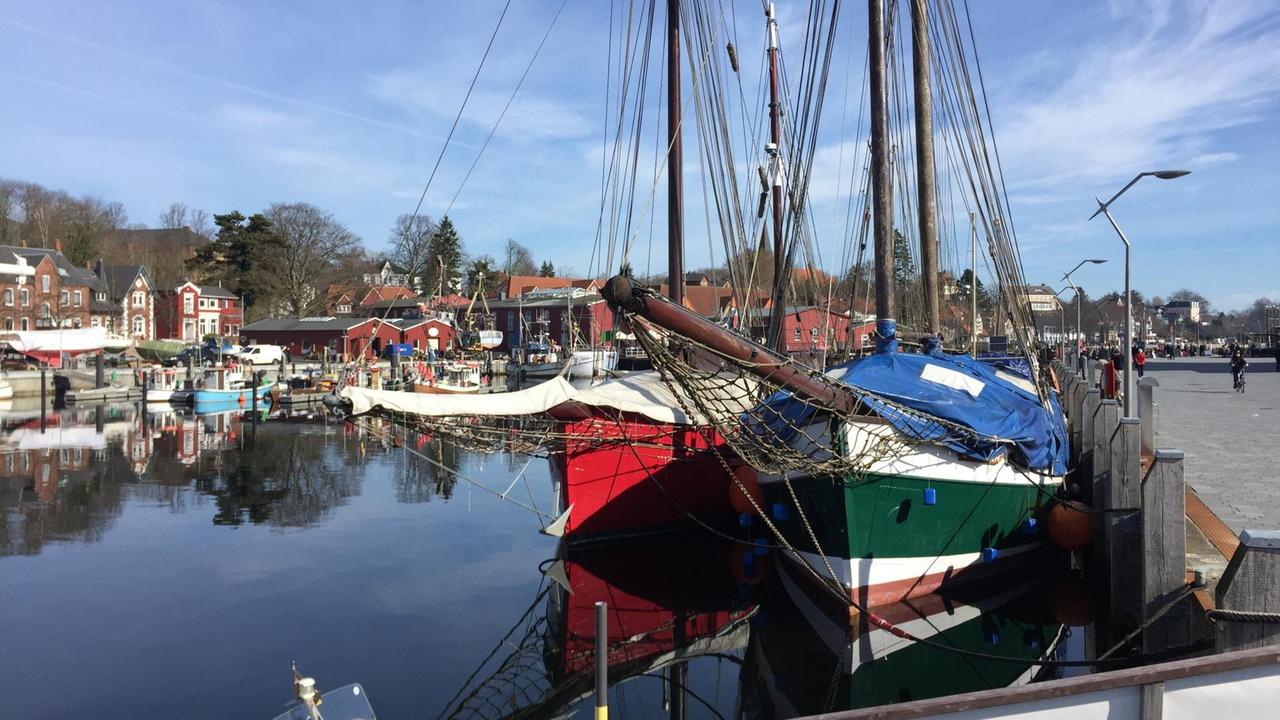 Traditionsschiffe im Hafen von Eckernförde, links die Platessa von Esbjerg ist das rote von beiden Schiffen. Traditionsschiffe im Hafen von Eckernförde, links die Platessa von Esbjerg ist das rote von beiden Schiffen.