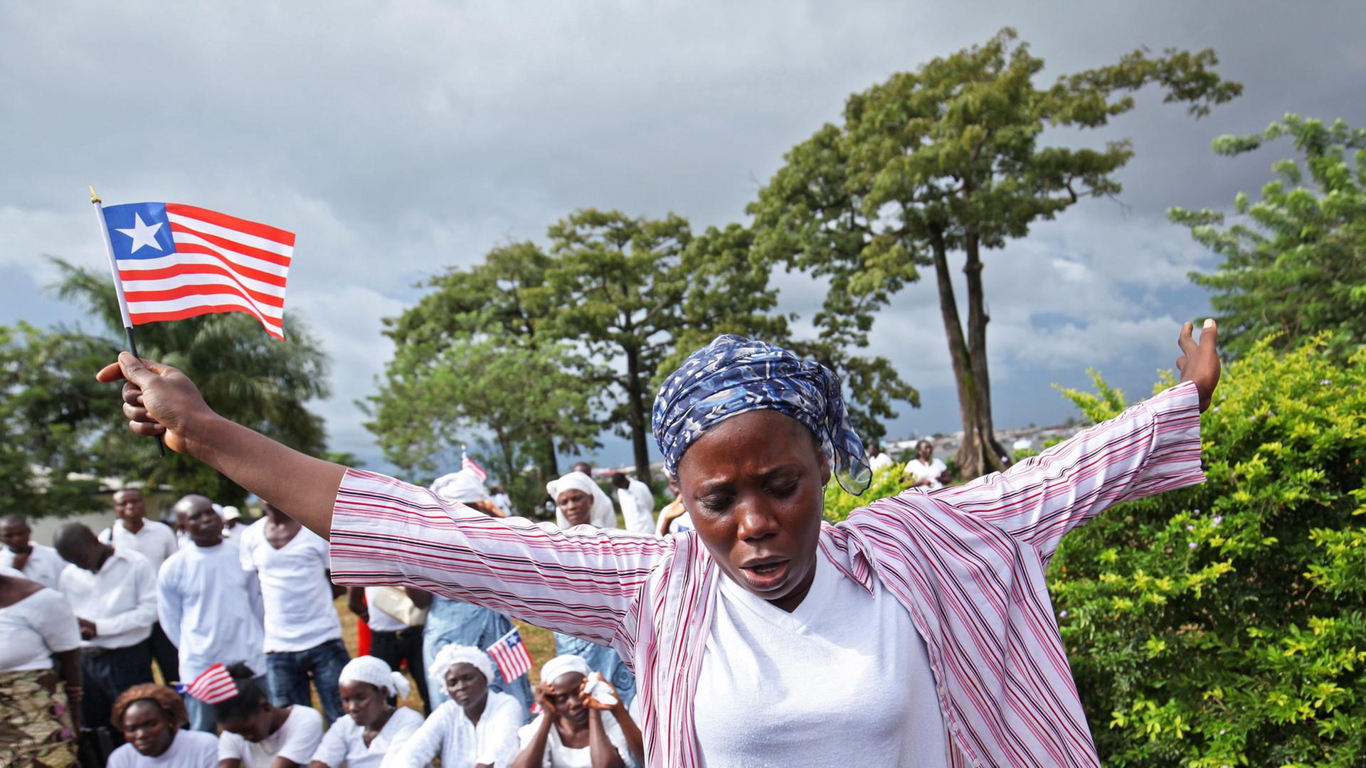 Eine junge Frau betet in der Nähe von Monrovia für ein Ende der Ebola-Epidemie. Eine junge Frau betet in der Nähe von Monrovia für ein Ende der Ebola-Epidemie.