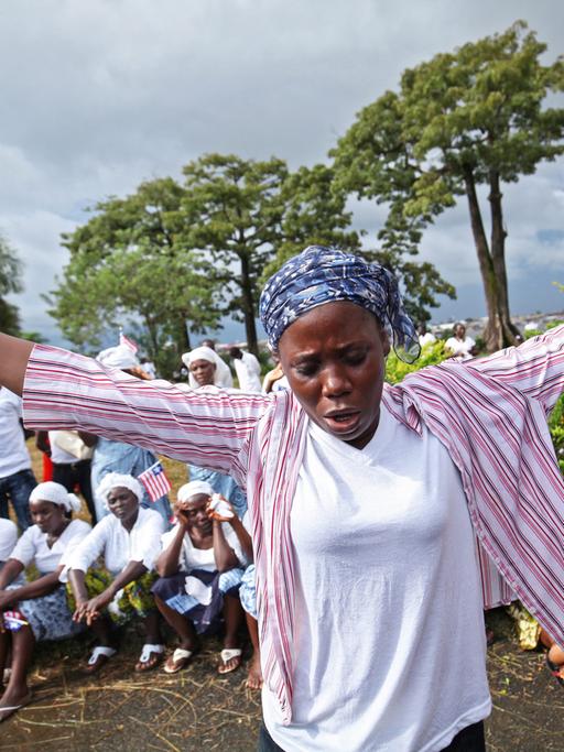 Eine junge Frau betet in der Nähe von Monrovia für ein Ende der Ebola-Epidemie.