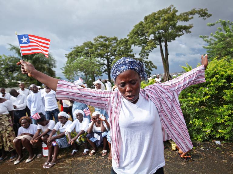 Eine junge Frau betet in der Nähe von Monrovia für ein Ende der Ebola-Epidemie.